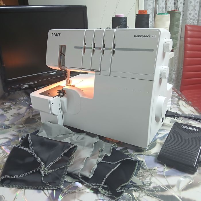 Masina de surfilat cu 2 ace si 4 fire overlock PFAFF  hobbylock  2,5
