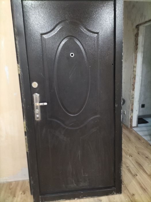 продам входную железную дверь в хорошем состоянии