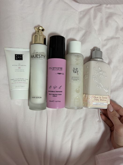 Комбинира козметика