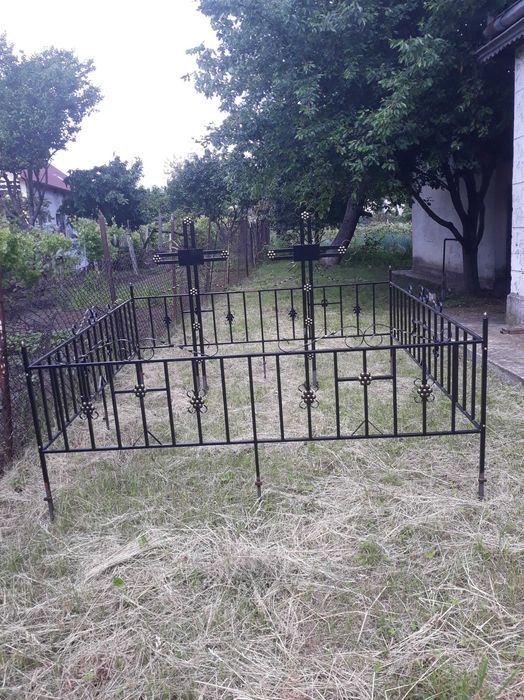 Grilaje metalice imprejmuire mormant+cruci metalice