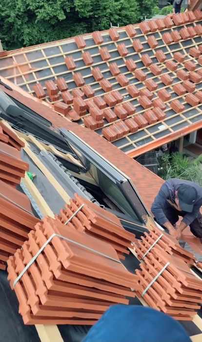 Montaj acoperis tigla metalica si ceramica reparatii de urgență etca