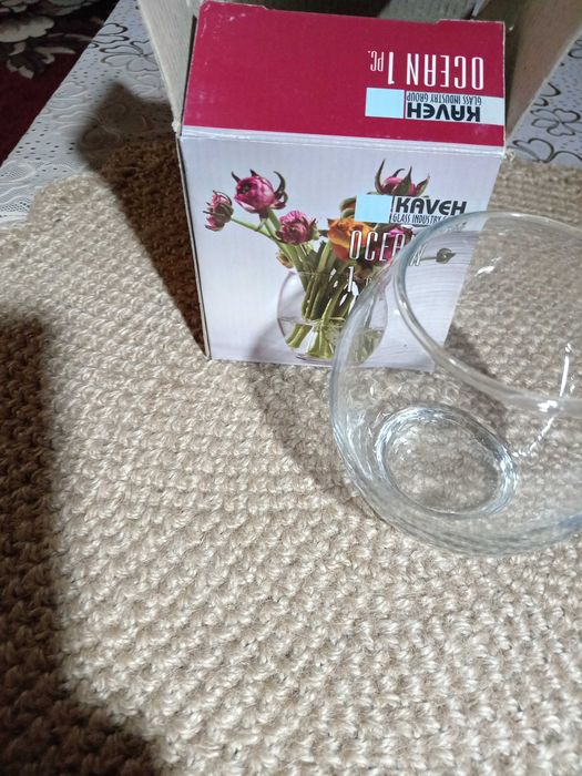 Маленькая стеклянная вазочка