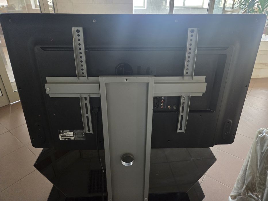 Тлевизор модел LG42LB561V 24инча 106см и черна маса от закалено стъкло