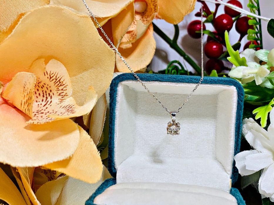 Элегатная золотая подвеска с бриллиантом