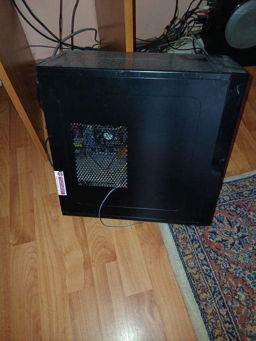 Vând tot ce se vede în poza cu masa cu scaun tot