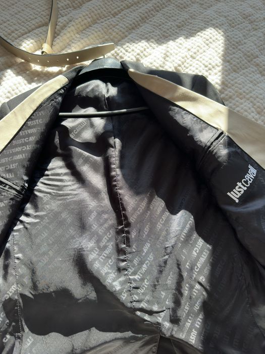 Продавам костюм just cavalli