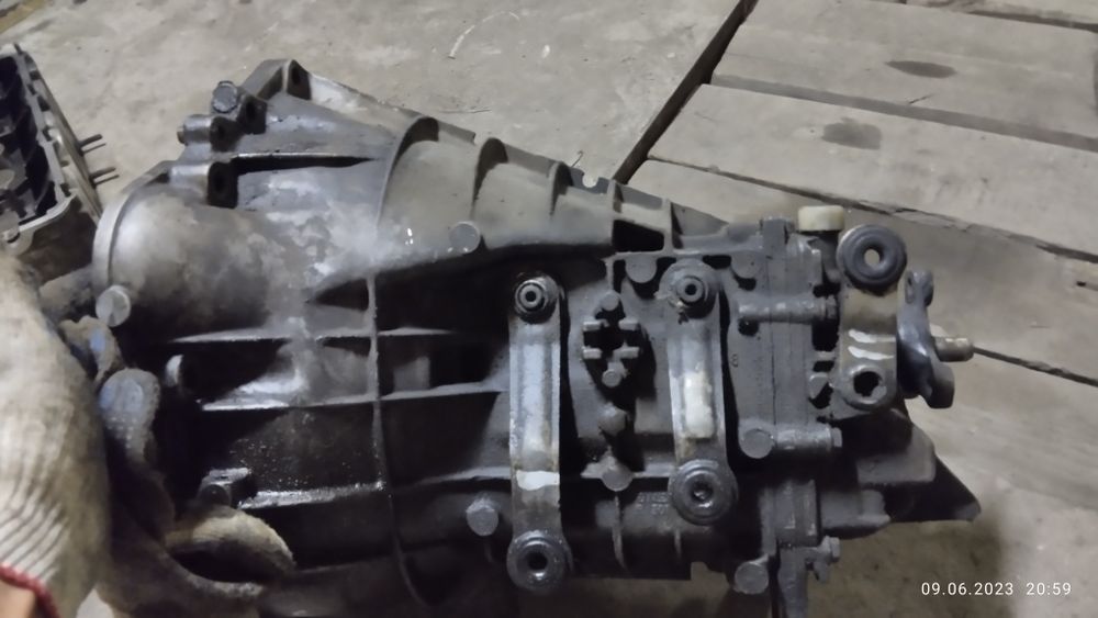 Продам коробку на мерс 190