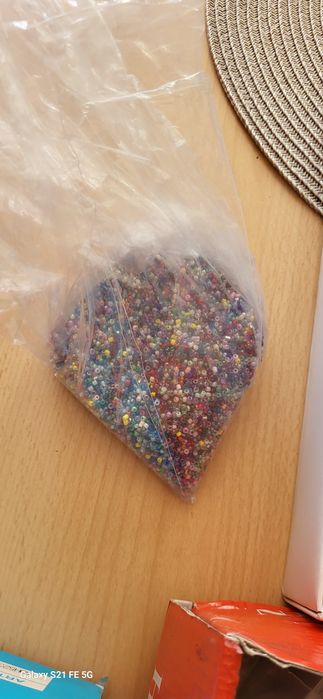 Голям комплект стъклени мъниста за бижута – 400+ пакетчета по 10-15г.