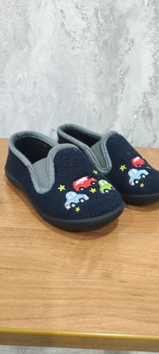 Тапочки на мальчика разные