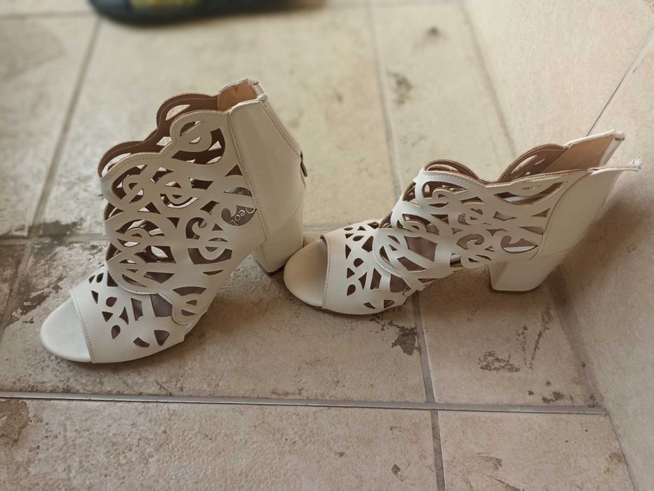 Бели сандали на ток