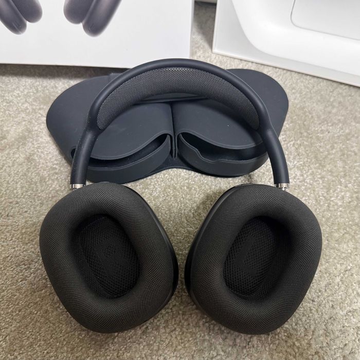 AirPods Max, culoarea negru ca noi purtate o singură dată pot negocia