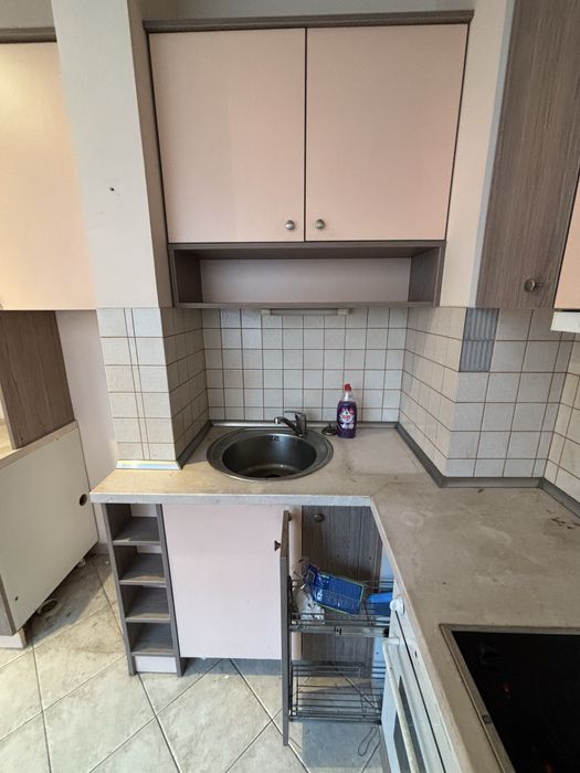 Продава са кухня със маса и 2 стол