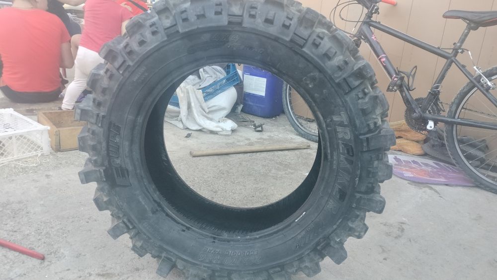 Vând doar un cauciuc de jip aproape nou 4x4 pentru pădure