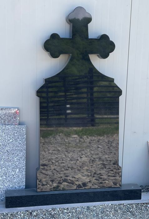Monument funerar din marmură / granit – realizare la comandă