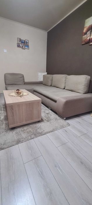 Vând colțar extensibil cu ladă de depozitare + Măsuța cafea living