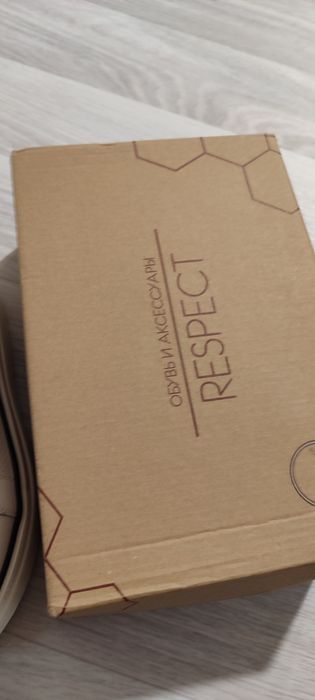 Продам кроссовки женские