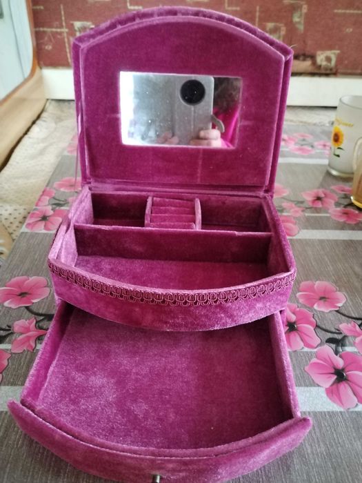 Cutie de bijuterii, din catifea