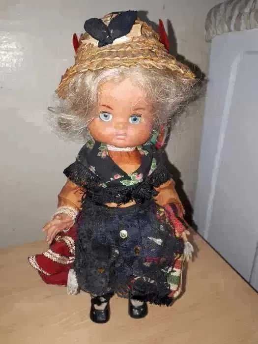 Papusa in tinuta traditionala pentru colectionari
