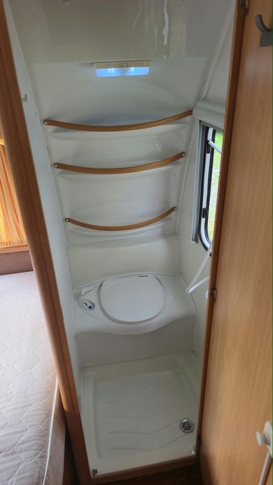 Rulota Chateau Lunar 430, An 2005, 2 zone, Pat matrimonial, Panouri solare, boiler gaz, full of camping
