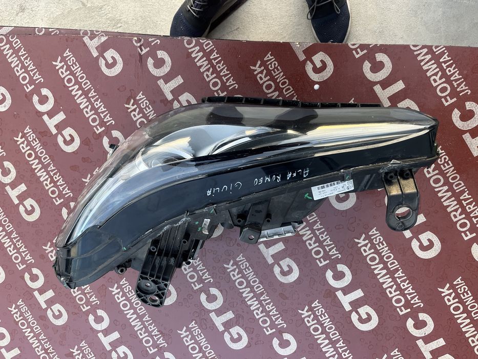 Фар Alfa Romeo Giulia ляв