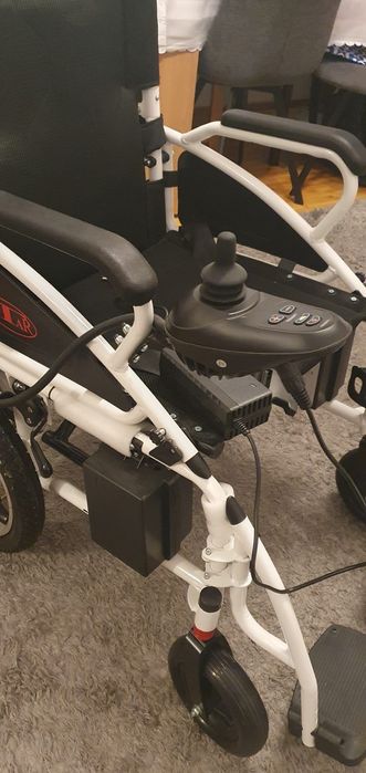 Vand scaun cu rotile electric AT52304