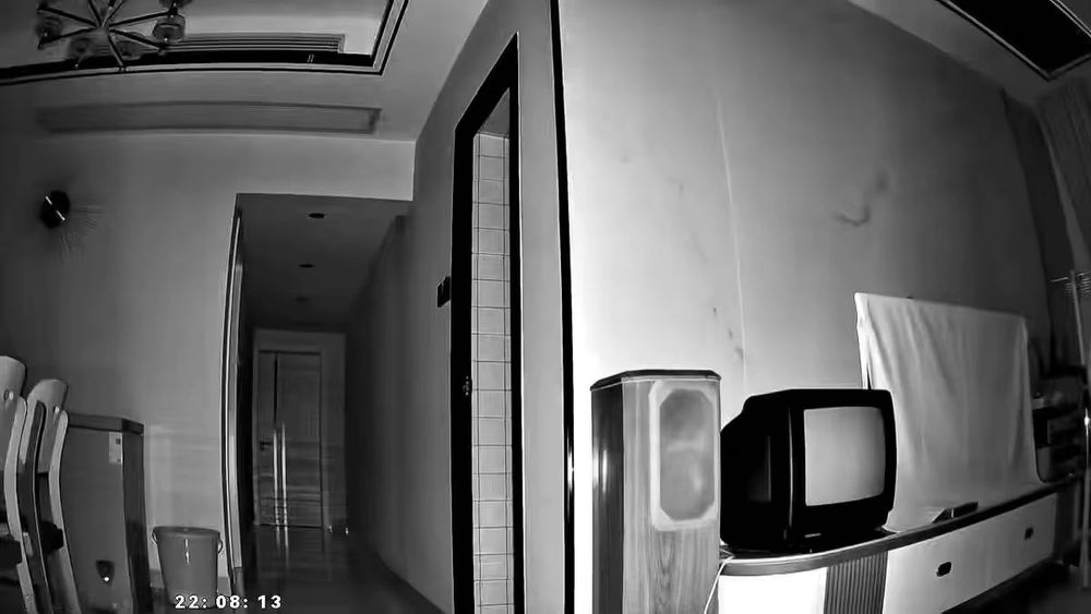 Ceas de birou cu cameră ascunsa