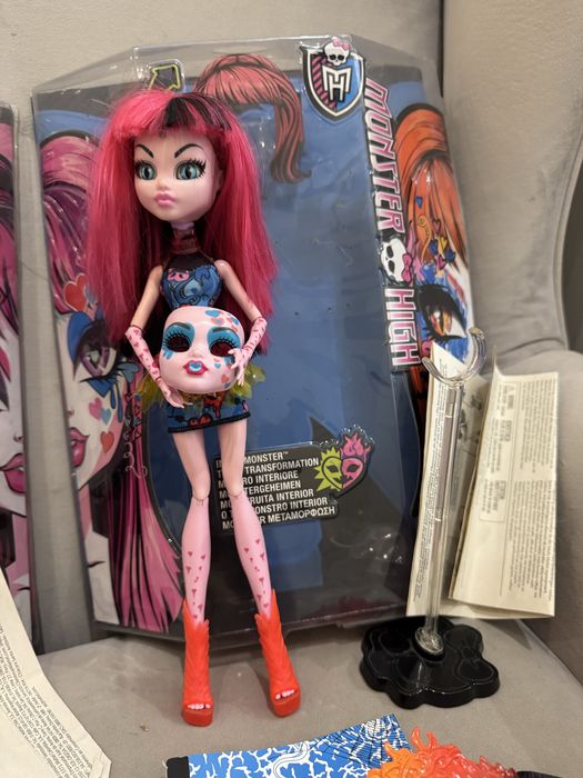 Монстряшки с коробками и аксессуарами