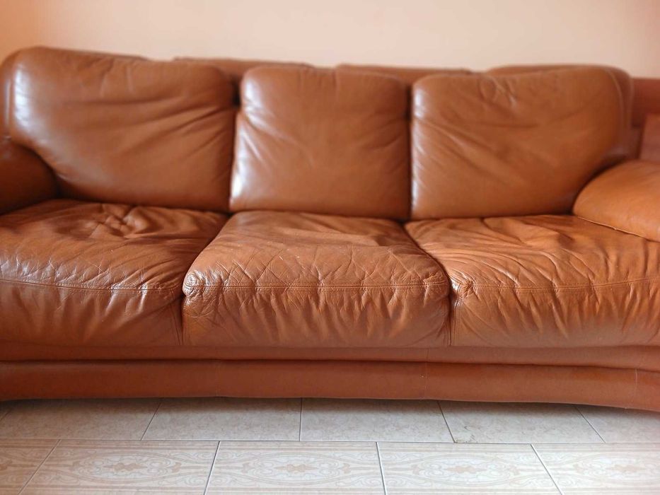 Кожена холна гарнитура: Дивани Тройка/ 3-ка, Двойка/ 2-ка, 2 табуретки