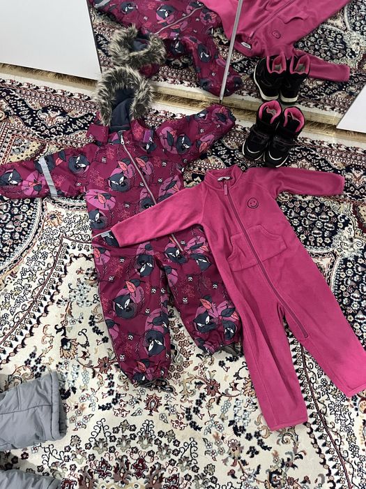 Продам ВСЁ комбинезон , флисовую поддеву и зимние сапоги для девочки.