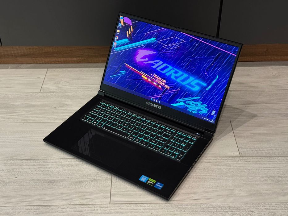 17.3 144hz/ RTX 4050 6gb /i5 12500H /16gb / 512ssd / RGB / Gigabyte