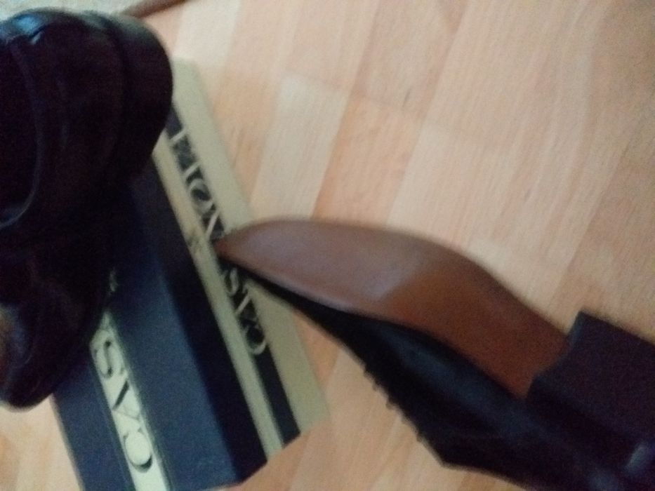 Vand pantofi barbati piele naturala, noi,negri .Pret negociabiL