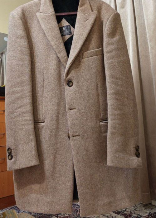 Erkaklar kiyimi paltosi sotiladi