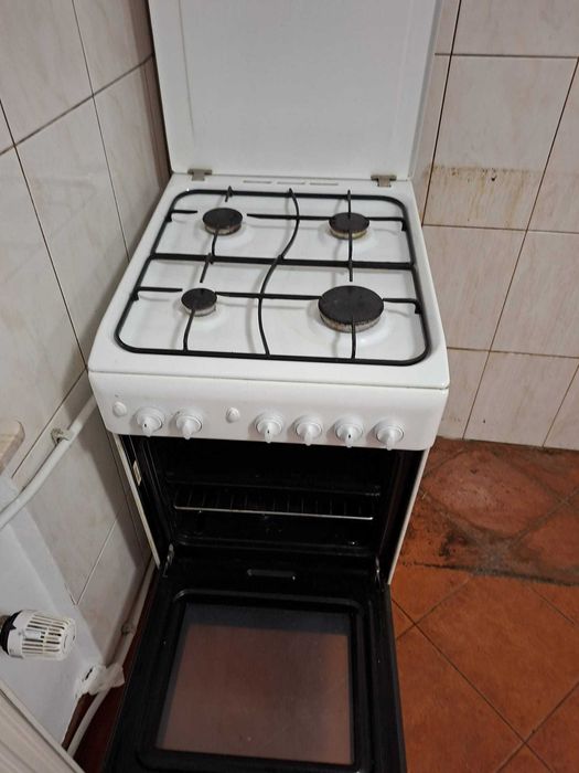 Vand aragaz Indesit cu 4 ochiuri