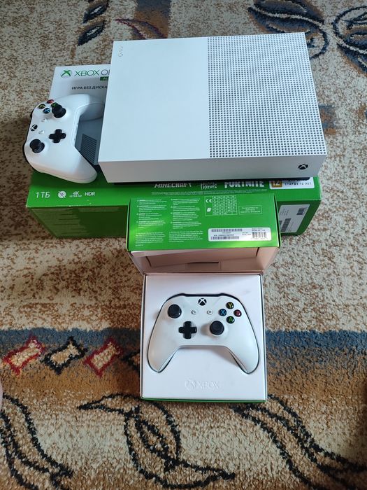 XBOX ONE S с двумя джойстиками