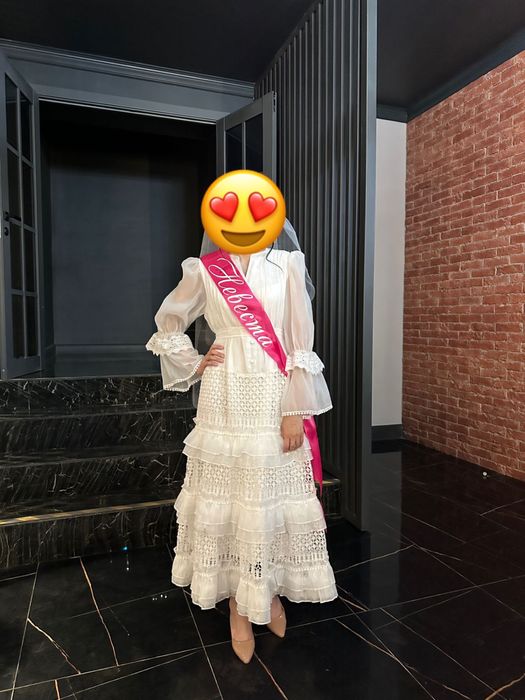 Продам платье цвет белый