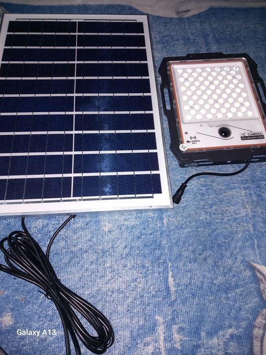 Cameră de supraveghere cu panou solar și cu proiector de lumini