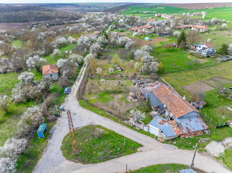 Парцел в Варна, област-с.Радево площ 880кв.м.