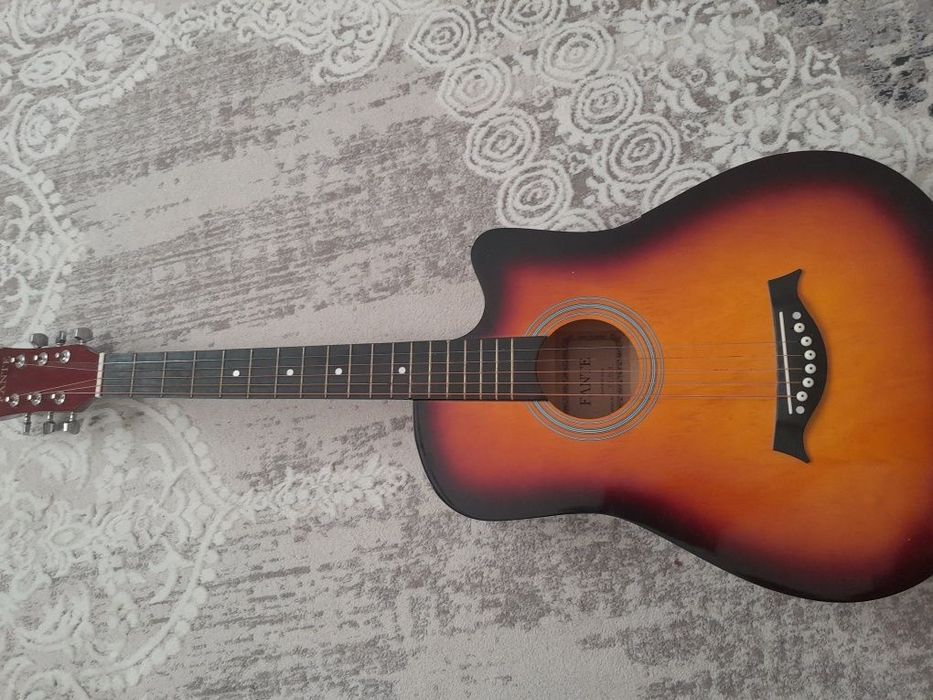 Gitara yangi Rossiyadan kelgan 
Gitara yangi Rossiyadan kelgan