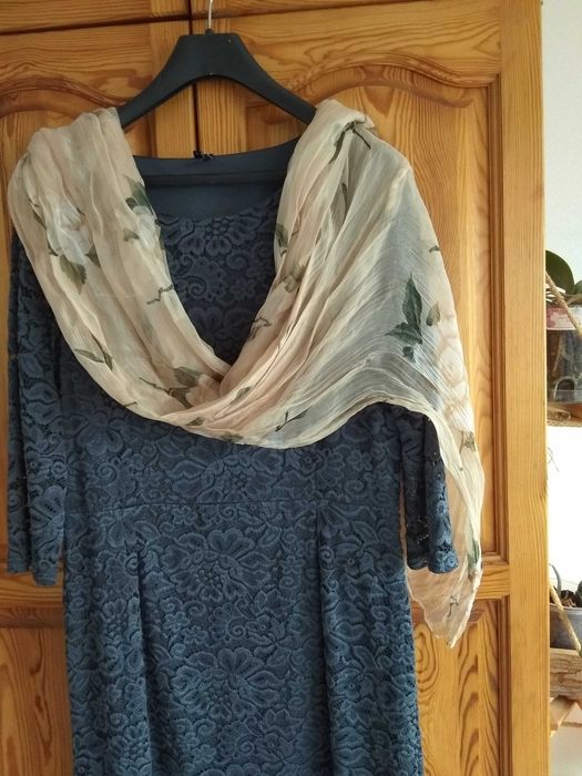 Дантелена рокля с подплата  в прекрасен гълъбово сив цвят