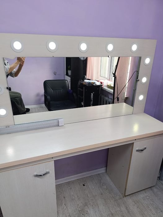 Продам столик с зеркалом