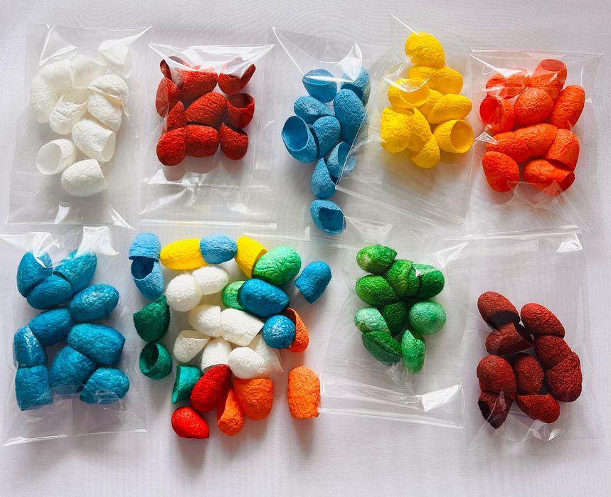 Оцветени копринени пашкули