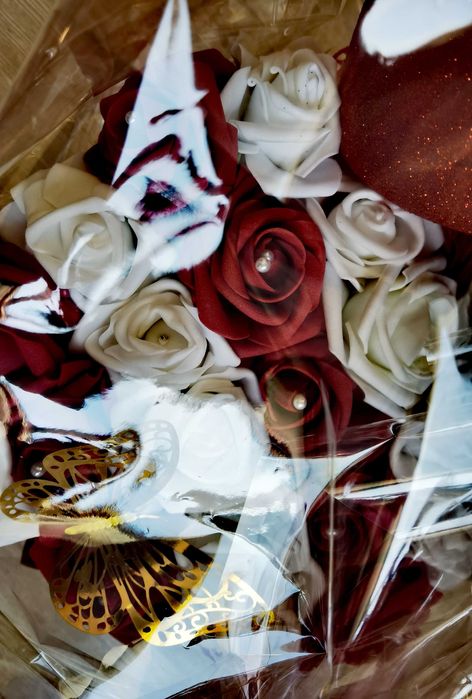 Подаръчна кутия с вечни рози 20 броя и сърце