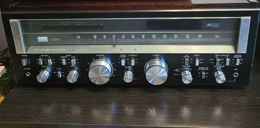 Receiver Stereo Vintage Sansui G-771 - Sunet Pur și Design Iconic