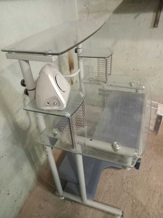 Продам компьютерный столик в отличном состоянии