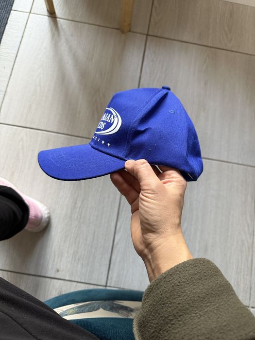 Кепка с печатью.