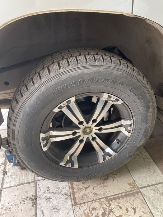 Продам комплект дисков с шинами на R17