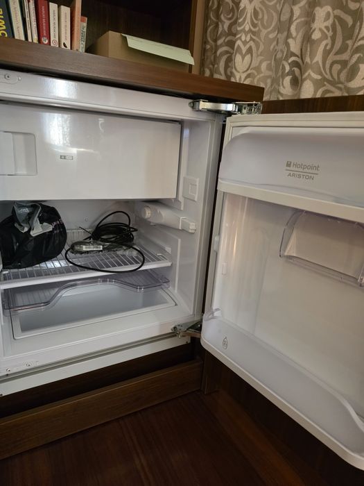 Dulap cu frigider incorporat