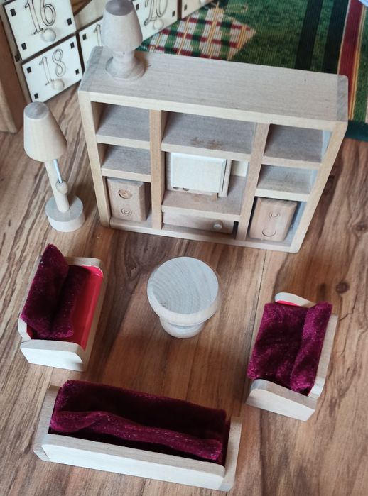 Запазена дървена къща с кукли и мебели и