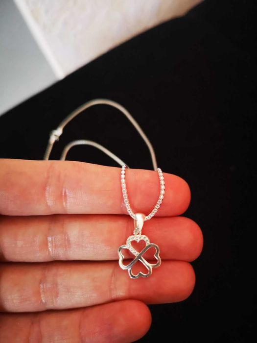 Чисто ново ефектно сребърно колие с детелинка висулка