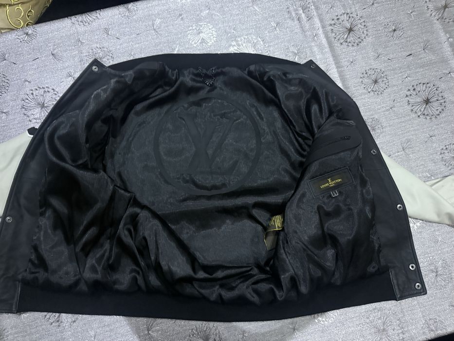 Яке. LOUIS VUITTON за 1200.